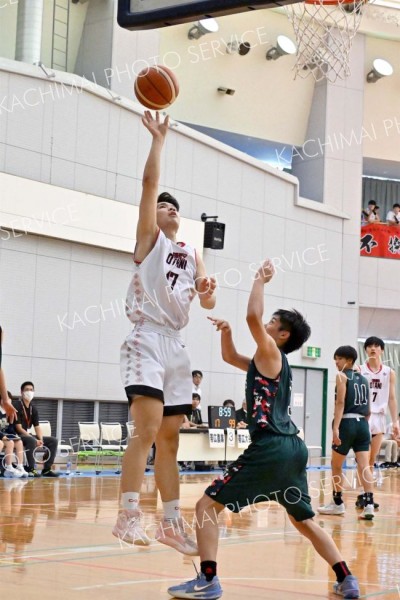 シュートを放つ帯大谷男子