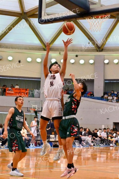 シュートを放つ帯大谷男子