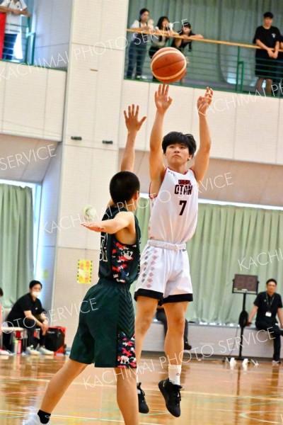 ３点シュートを決める帯大谷男子