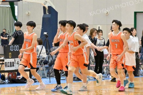 帯農に競り勝って喜ぶ帯北男子の選手たち