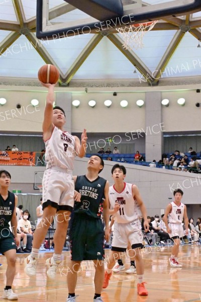 シュートを放つ帯大谷男子