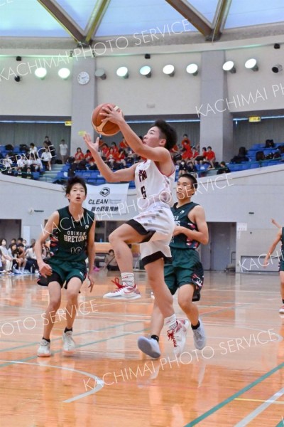 シュートを放つ帯大谷男子