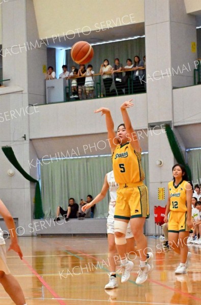 シュートを放つ白樺学園女子