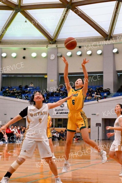 シュートを放つ白樺学園女子