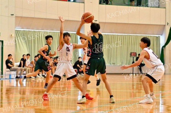 【男子決勝リーグ・帯大谷―帯農】守備で激しくプレッシャーをかける志田慶太主将（手前左）ら帯大谷の選手たち（白ユニホーム）