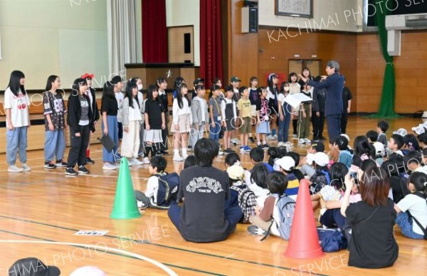 合唱を披露する明星小学校の児童ら