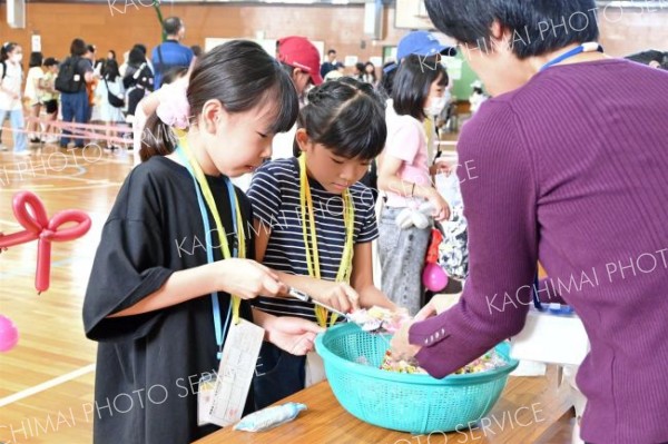 縁日を楽しむ児童ら