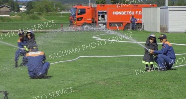 本別消防署の署員と放水体験を行う園児