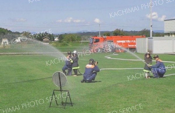 本別消防署の署員と放水体験を行う園児