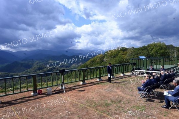 日高山脈が一望できる新展望台。春から秋の表情が楽しめる