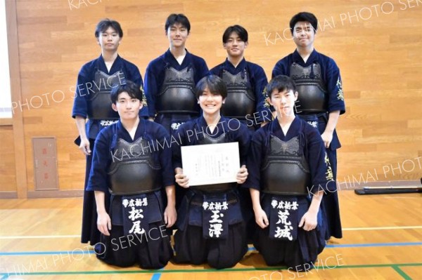男子団体戦の頂点に立った帯柏葉