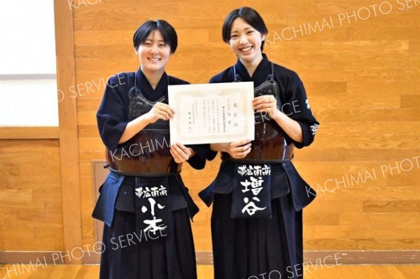 女子団体戦を制した帯南商