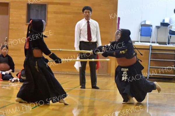 【女子団体戦決勝・音更柳町Ａ―音更柳町Ｂ】攻撃を仕掛ける音更柳町Ｂ