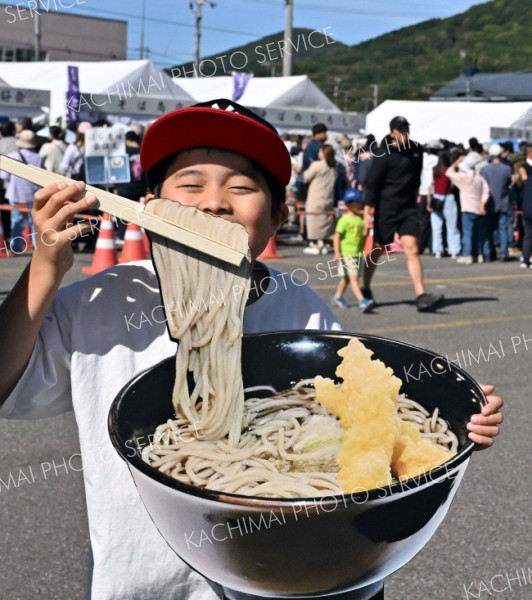 “うちたて”堪能　しんとく新そば祭り～写真特集