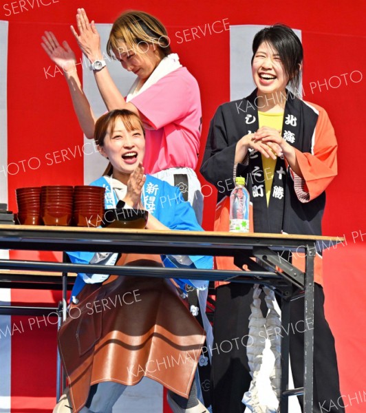 <strong>＜わんこそば＞</strong><br>「お母さん頑張って―」。６年ぶりに復活したわんこそば大会、男性に交じって準優勝した女性に大歓声が沸き起こった。平らげたのは何と４３杯！