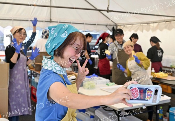 <strong>＜記念写真＞</strong><br>開幕前に記念写真を撮る出店者。そばづくしの１日を迎え、気合は十分