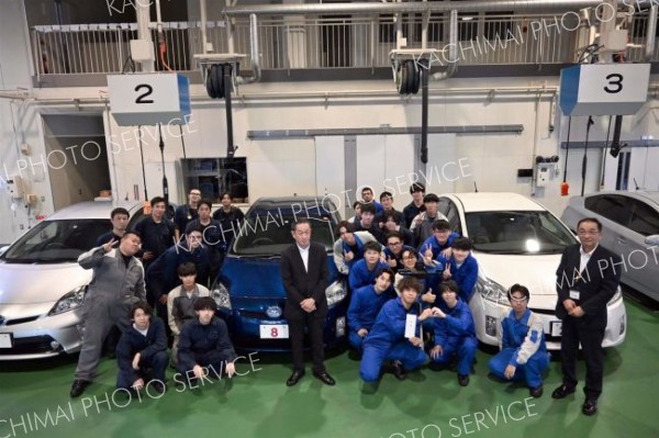 トヨタモビリティ帯広が帯広高等技専にハイブリット車４台寄贈