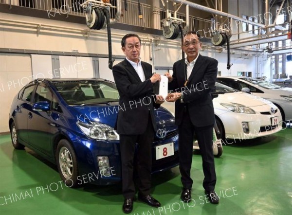 目録を手にする