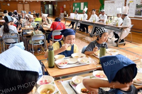 自分たちで育てた野菜を使った給食を味わう児童ら