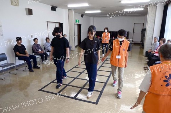 大樹高校生、高齢者と「ふまねっと」挑戦