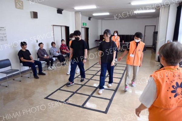 ふまねっとに挑戦する大樹高校の生徒たち