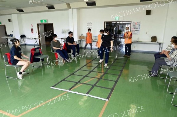 ふまねっとに挑戦する大樹高校の生徒たち