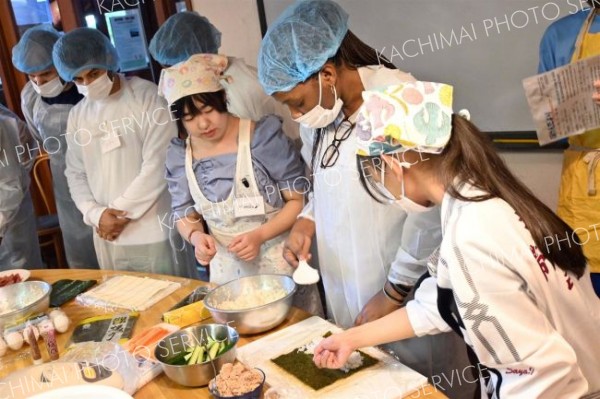 帯広大谷高生徒が企画、ＪＩＣＡ研修員と巻きずし作り　大谷塾ゼミ活動