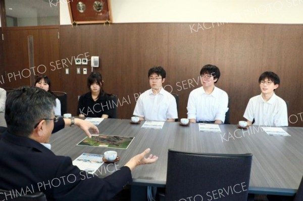 に串本町訪問の成果などを報告する生徒たち