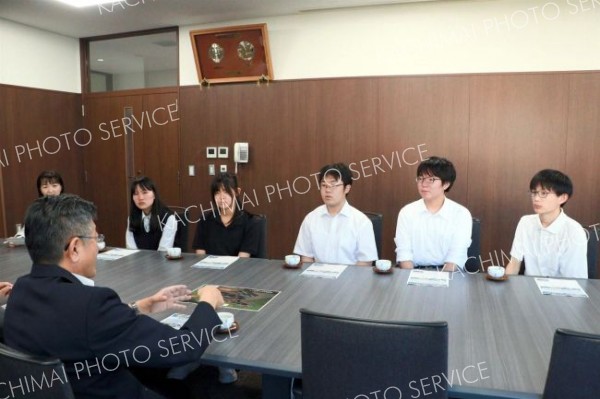 串本町訪問の成果などを報告する生徒たち