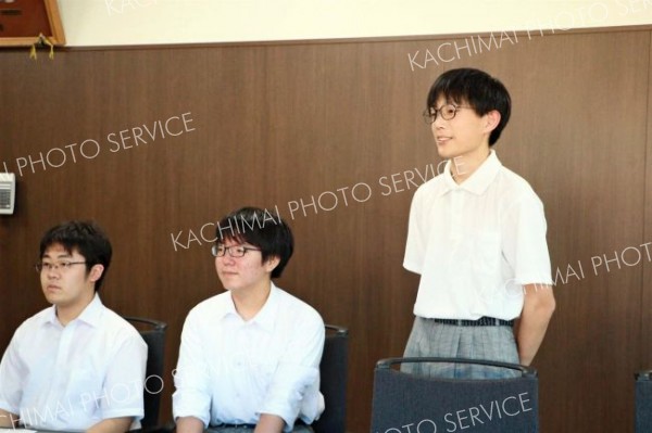 串本町訪問の成果などを報告する生徒たち