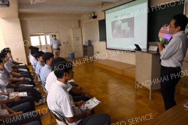 半導体に関する講座を受ける生徒ら