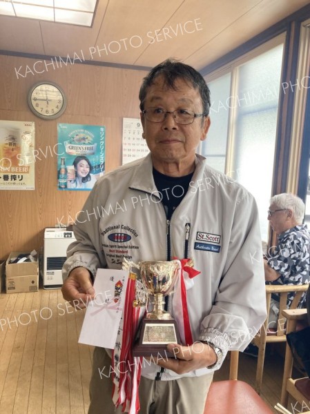 ＰＧ大会の優勝者となりトロフィーを持つ