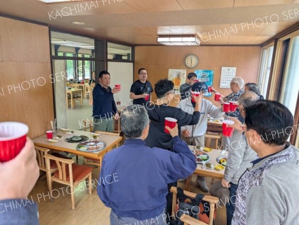 稲葉代表世話人の発声で