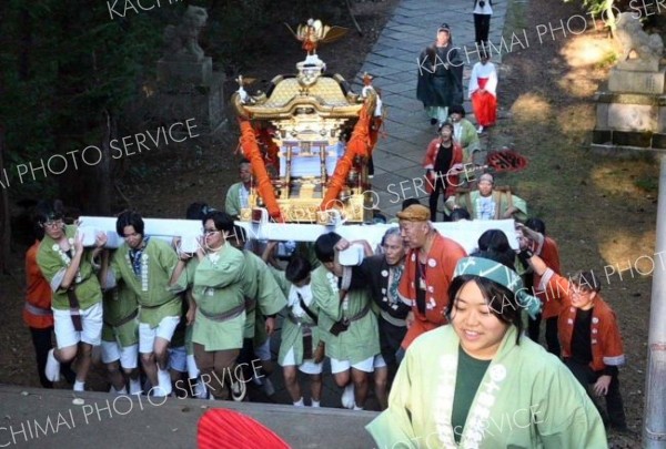 みこし威勢よく町内巡る　十勝神社秋季例祭