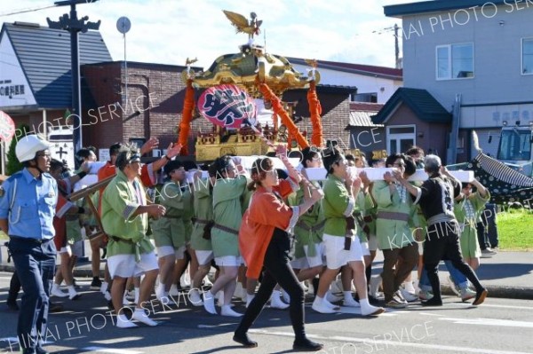 威勢良く町内を練り歩いたみこし