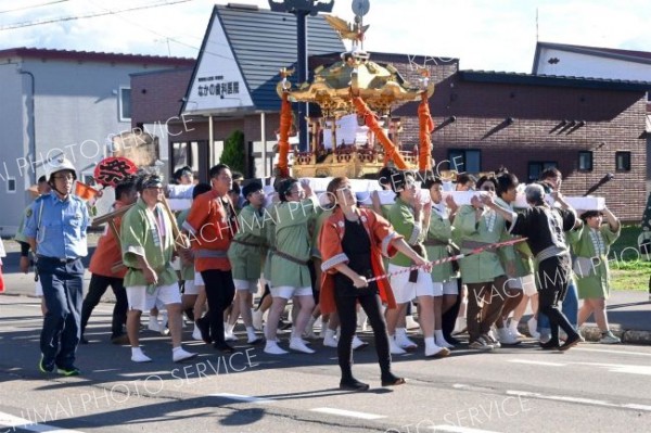 威勢良く町内を練り歩いたみこし