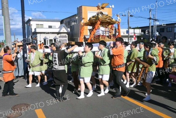 威勢良く町内を練り歩いたみこし