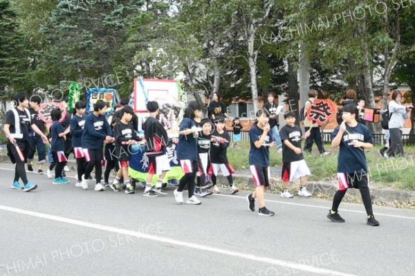 町内を練り歩いたスポーツ少年団の子どもみこし