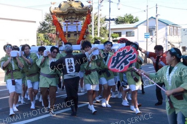 威勢良く町内を練り歩いたみこし