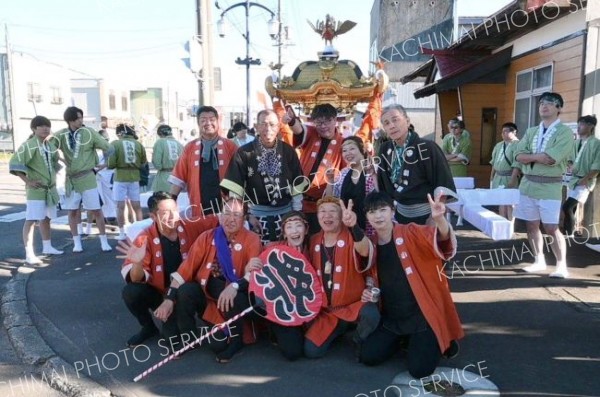 威勢良く町内を練り歩いた十勝神社神輿会のメンバーら