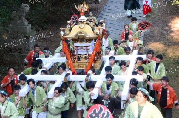 一気に階段を駆け上がって社殿に戻るみこし