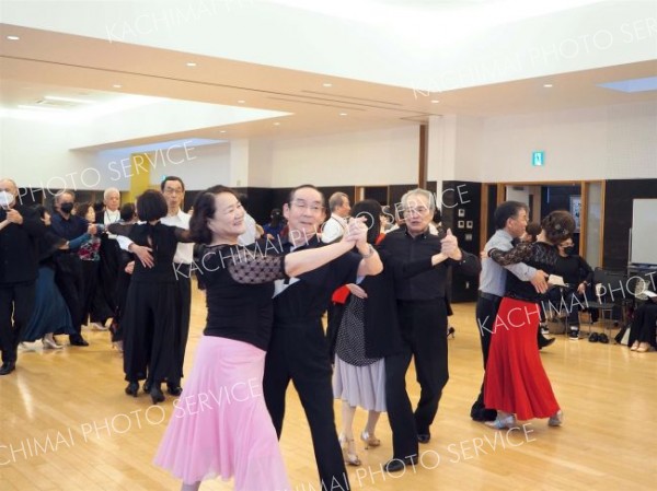 ダンス愛好家、踊って交流　ふれあいダンス交流会