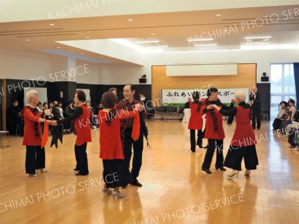 ダンスを通じて交流する参加者