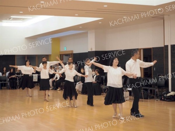 ダンスを通じて交流する参加者