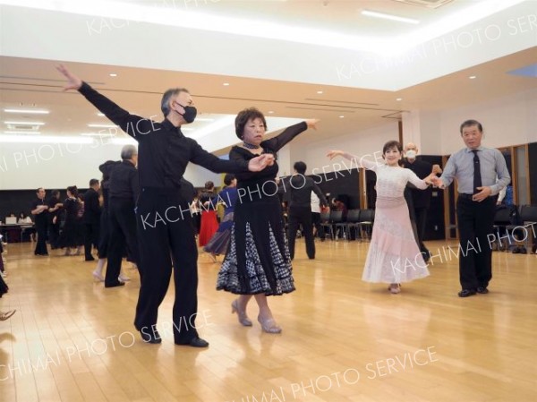 ダンスを通じて交流する参加者