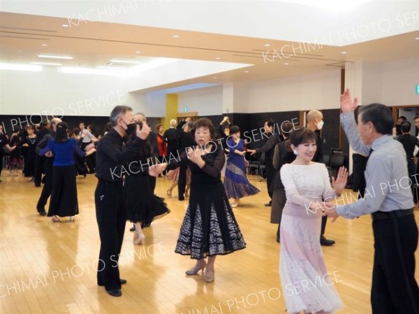 ダンスを通じて交流する参加者