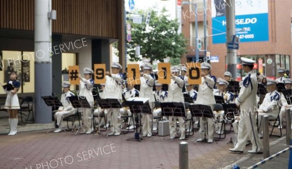 今年度最後のホコテン、縁日や道警音楽隊演奏にぎわう