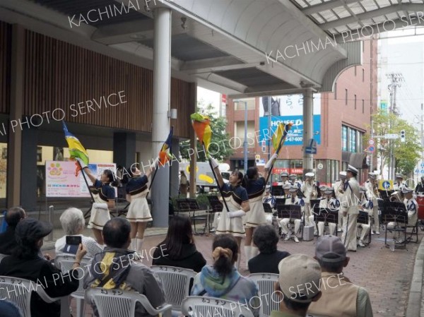 息の合った演奏を披露した道警カラーガード隊