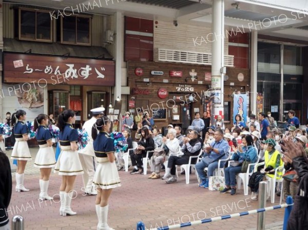 今年度最後のホコテン、縁日や道警音楽隊演奏にぎわう 8
