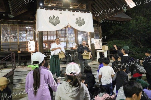 宵宮祭の締めくくりに行われたもちまき